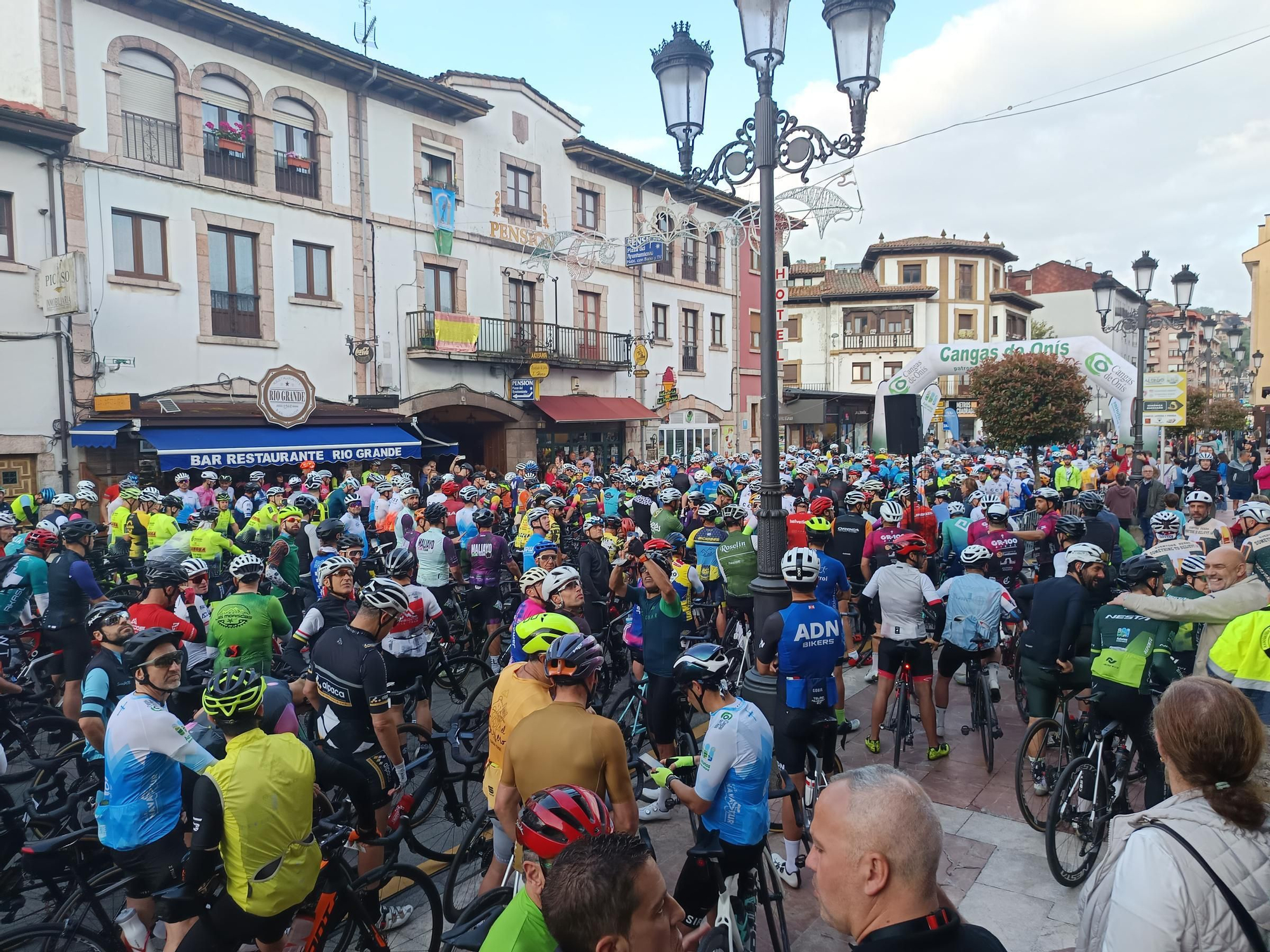 Arranca la Clásica Cicloturista "Lagos de Covadonga"