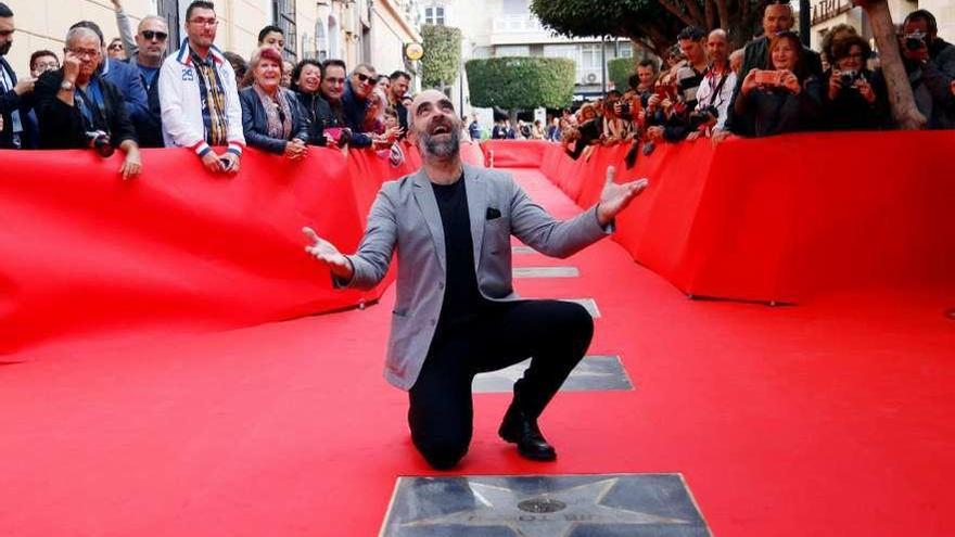 El actor Luis Tosar, ayer, con su estrella en el Paseo de la Fama de Almería.