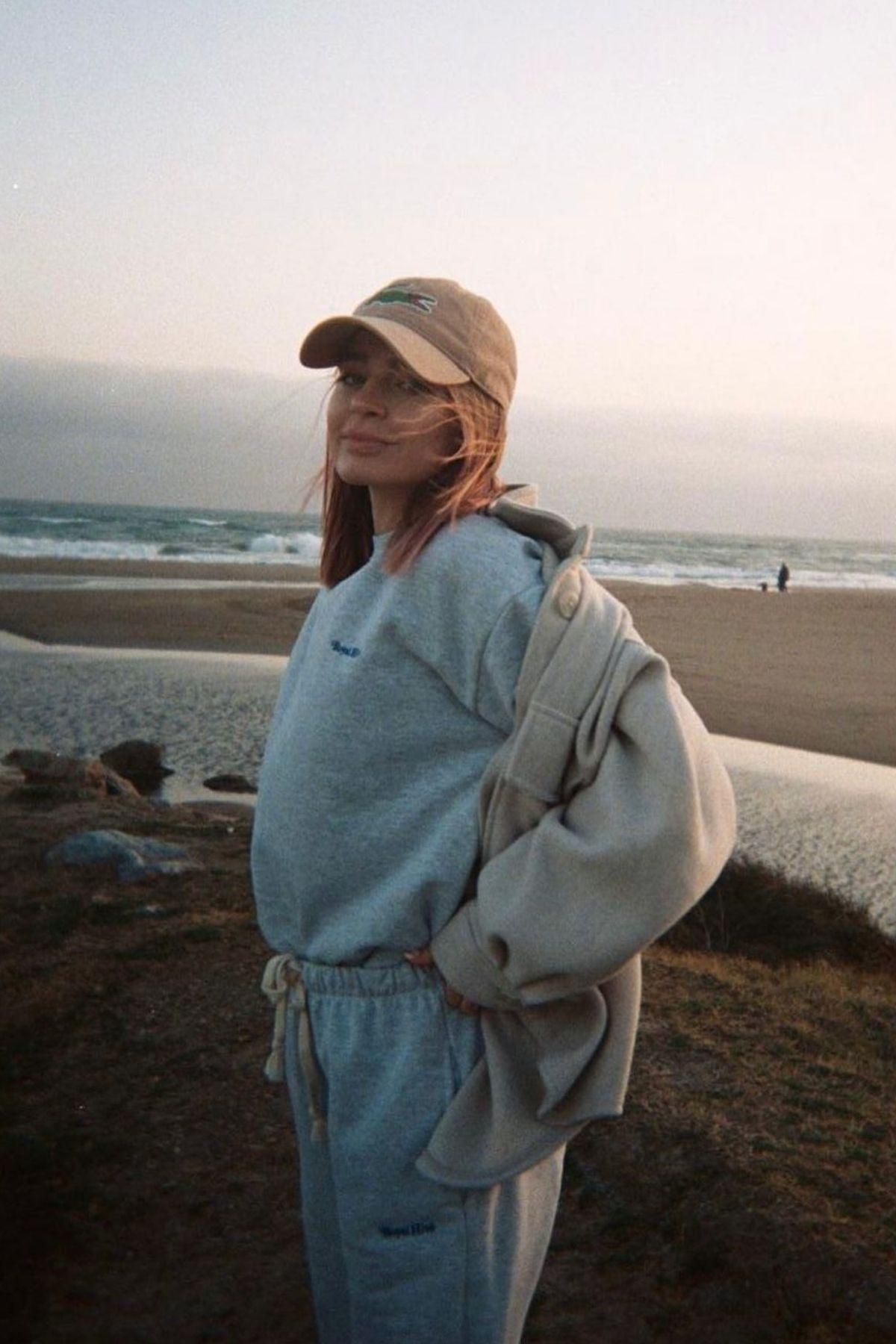 Laura Escanes con chándal en gris y gorra
