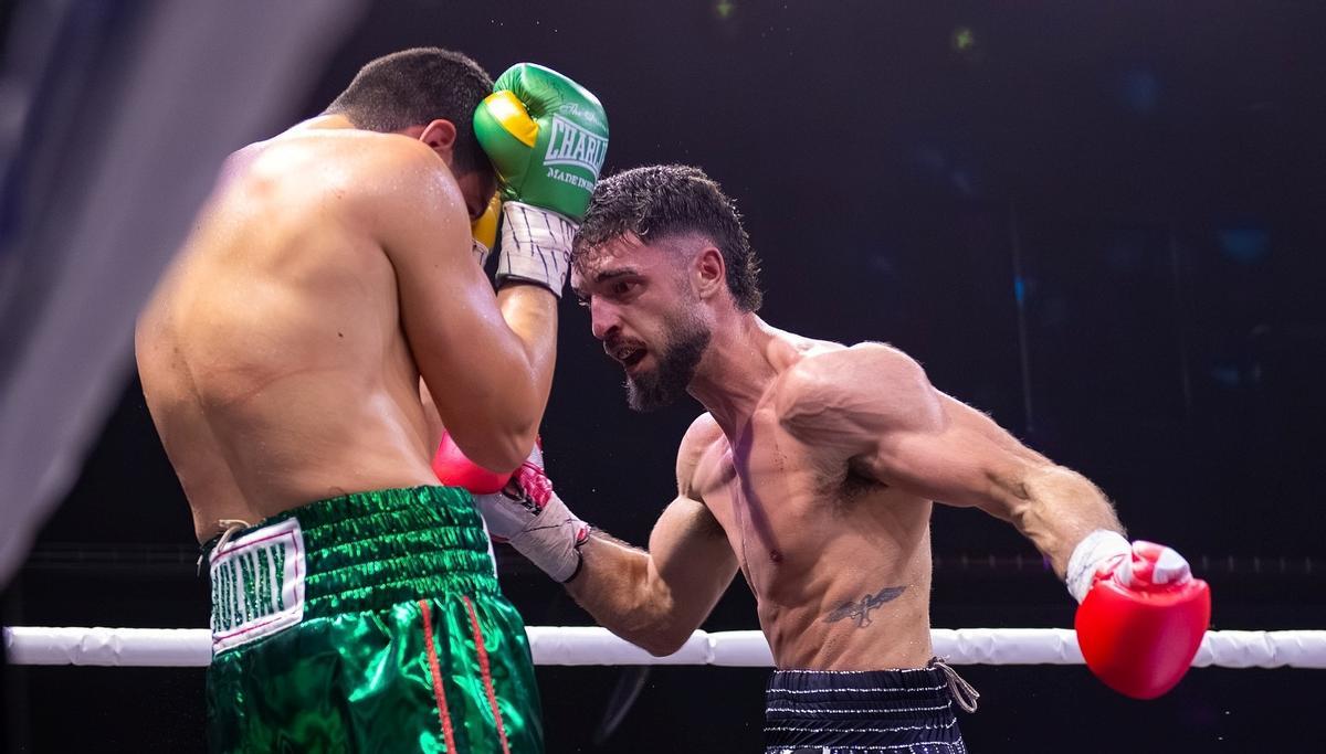 Navarro Jr. golpea a un adversario.