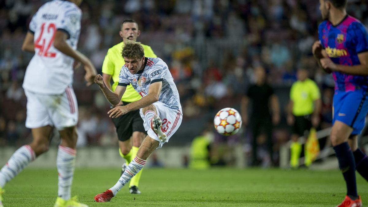 Muller anota con este chut el primer gol del partido