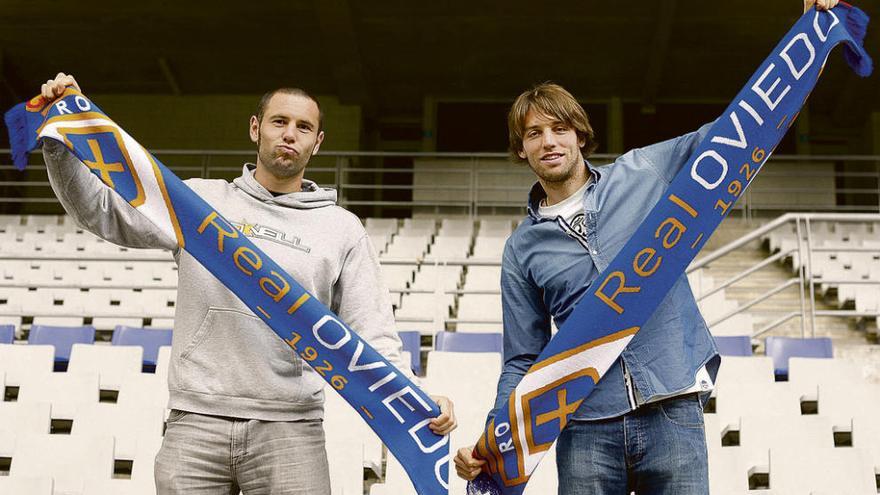 Cervero y Michu posan en el Tartiere con dos bufandas del Oviedo.