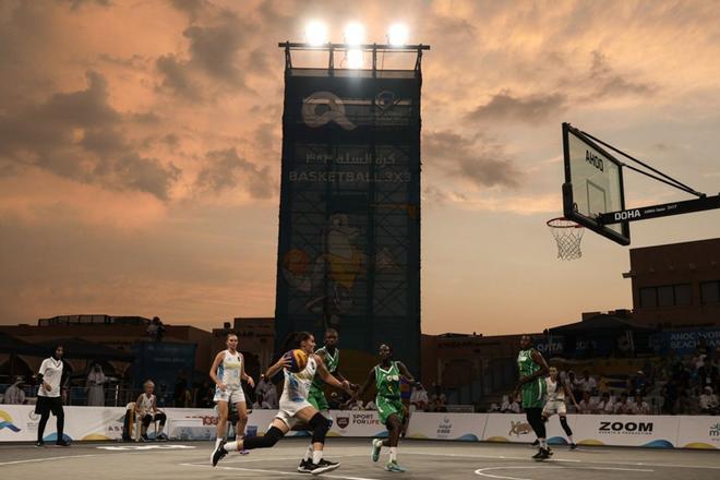 La Asociación de Comités Olímpicos Nacionales, el 14 de octubre de 2019, muestra el partido del Grupo D Ucrania vs Mali en la competencia de baloncesto de playa femenino en Katara Beach de Doha, en el cuarto día de los primeros Juegos Mundiales de P