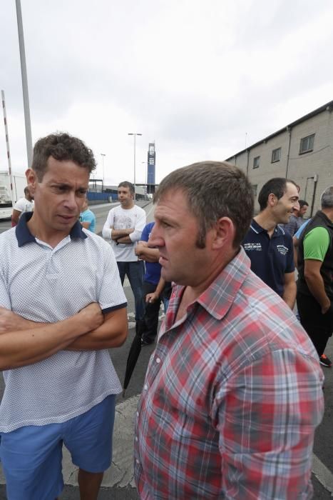 Manifestación de los trabajadores de la compañía Astur-Leonesa ante la entrada del puerto de Avilés