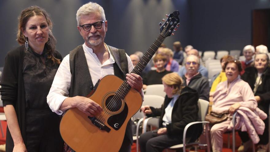 Virginia Gil y Chema Aladro, ayer, en el Club Prensa Asturiana. | Luisma Murias