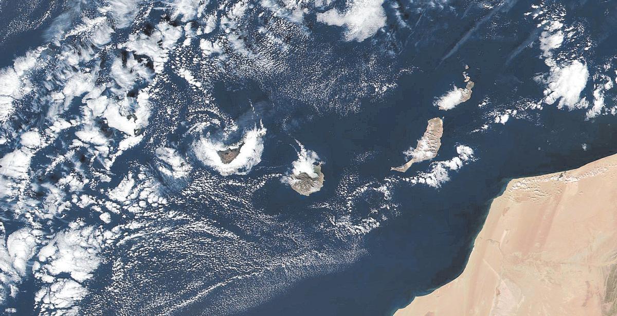 Vista satelital del archipiélago canario este miércoles con la llegada del frente al oeste de las Islas.