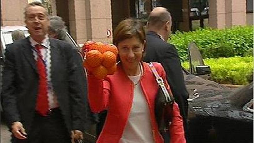 La ministra Elena Espinosa enseña la bolsa de naranjas que regaló a su homóloga holandesa.