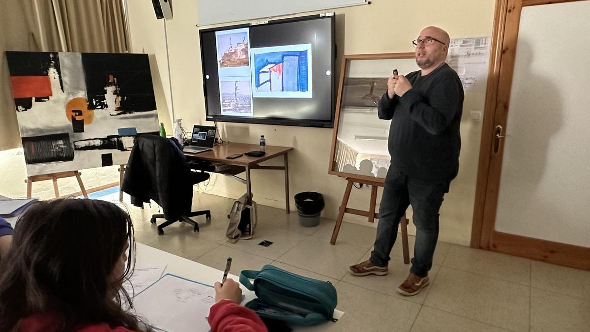 Juan Carlos Aparicio durante un momento de su exposición, en el instituto de Luarca.