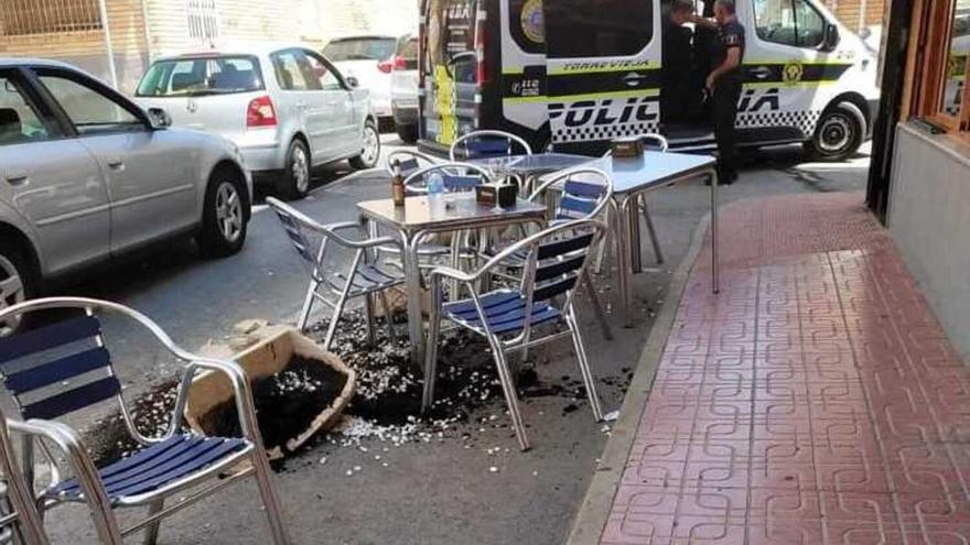 Un conductor arrolla una terraza en Torrevieja y le fractura la nariz al policía local que intentó retenerle cuando se daba a la fuga