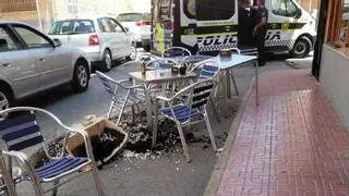 Un conductor arrolla una terraza en Torrevieja y le fractura la nariz al policía local que intentó retenerle cuando se daba a la fuga (31 de julio de 2023)