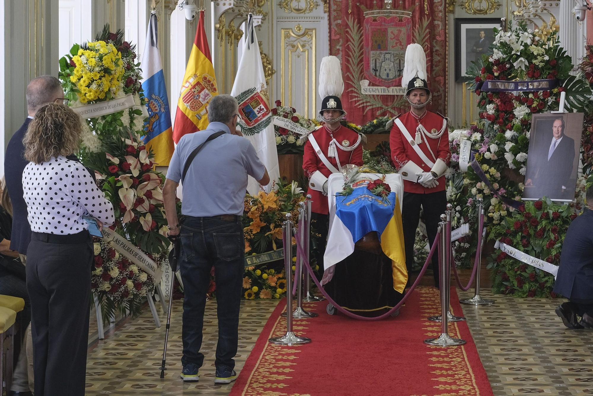 Último adiós al primer presidente de Canarias en el Salón Dorado de las Casas Consistoriales
