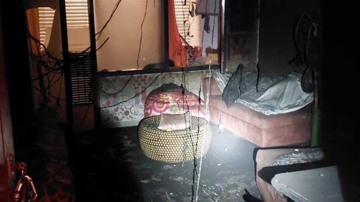 El interior de la vivienda que ardió ayer por la noche en Vila