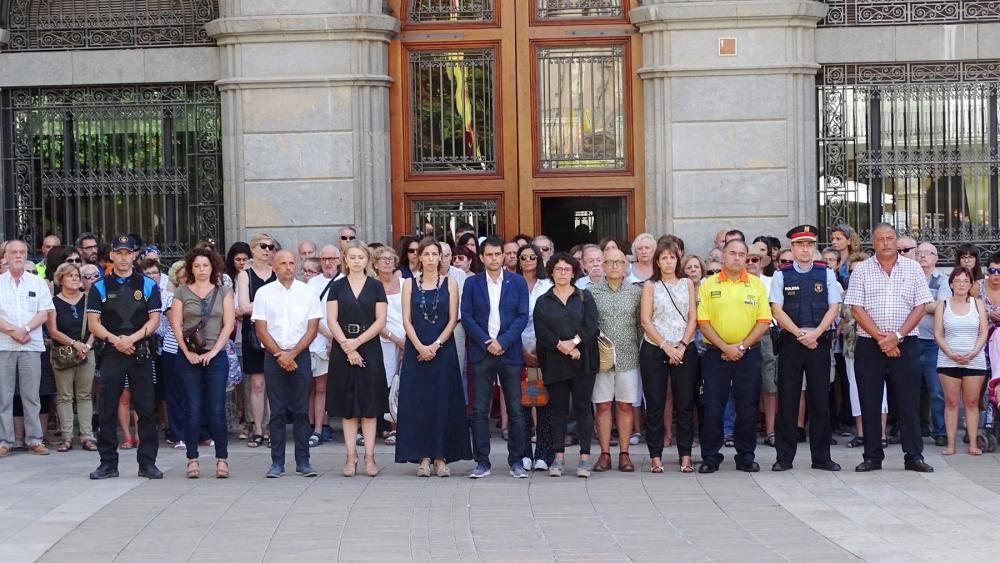 Autoritats i ciutadans guarden un minut de silenci a Igualada.