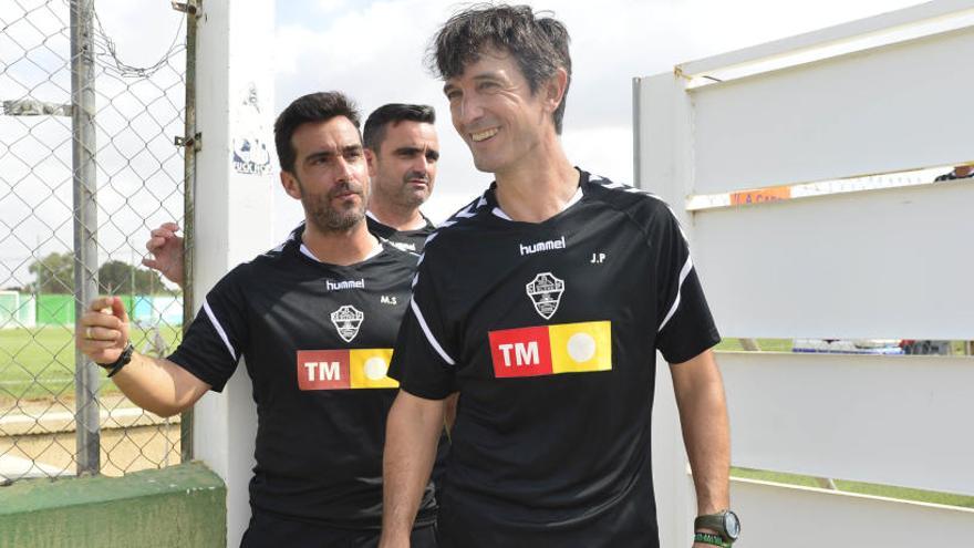 Pacheta sale del Anexo al terminar una sesión de entrenamiento, acompañado por Manuel Sempere y Chema Monzón