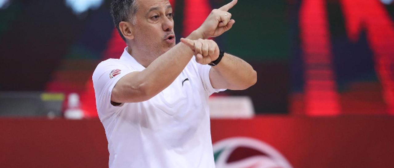 Alejandro Martínez hace indicaciones en un partido de los Leopards en China.