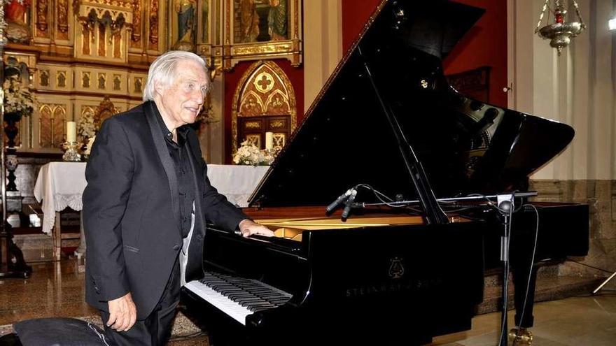 Joaquín Achúcarro, junto al piano, agradeciendo la ovación en el concierto de ayer en Navia.