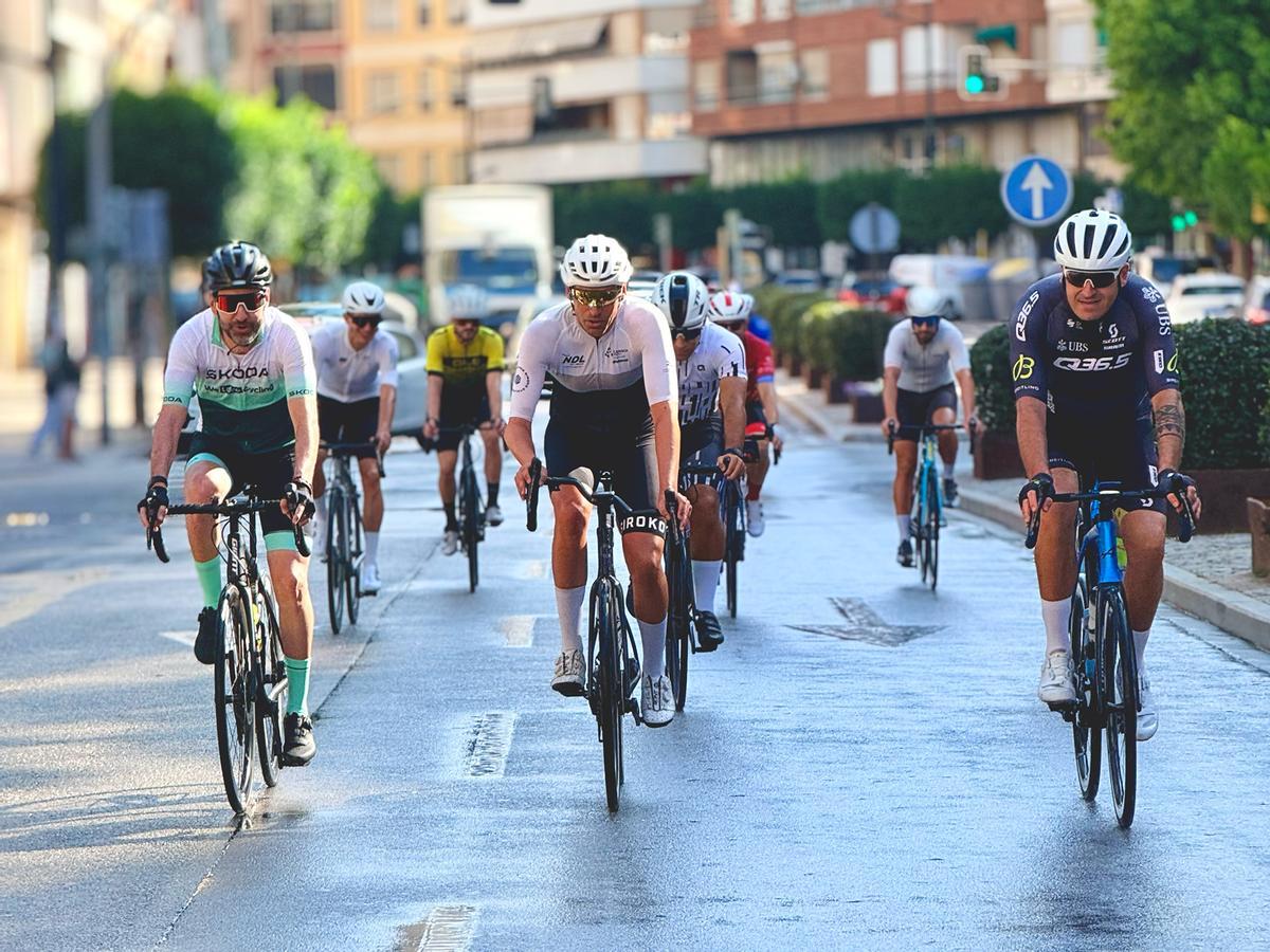 En plena acción durante el recorrido de la etapa para conseguir ese reto, unidos por una misma causa