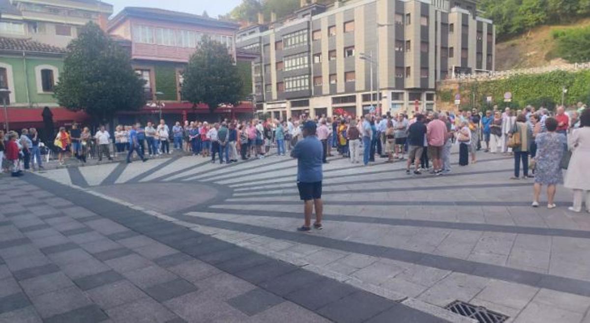 Concentración en apoyo a Ceuta en la plaza del Ayuntamiento de Mieres