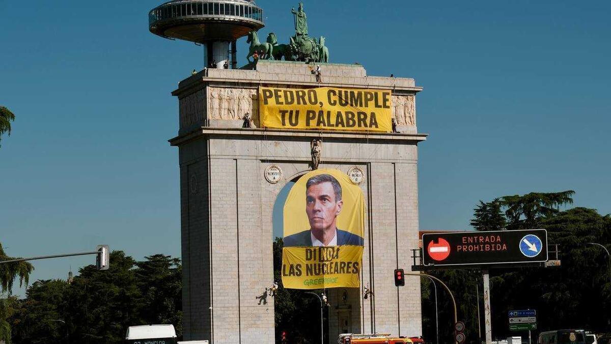 Video | Greenpeace despliega una pancarta gigante en el Arco de Moncloa en contra de Almaraz