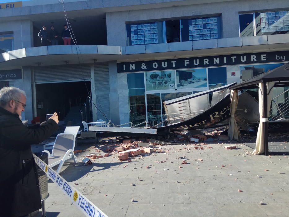 El viento derriba un cartel de grandes dimensiones sobre la terraza de un centro comercial en Orihuela Costa sin causar víctimas