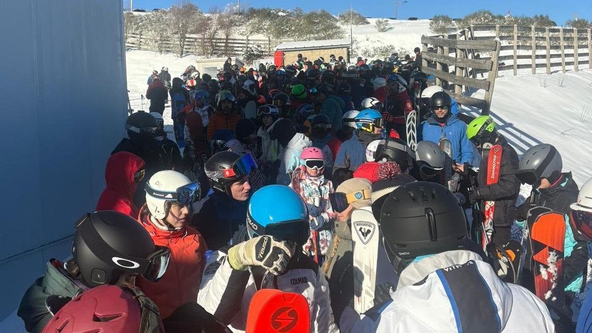 Usuarios, el viernes, haciendo cola para la telecabina
