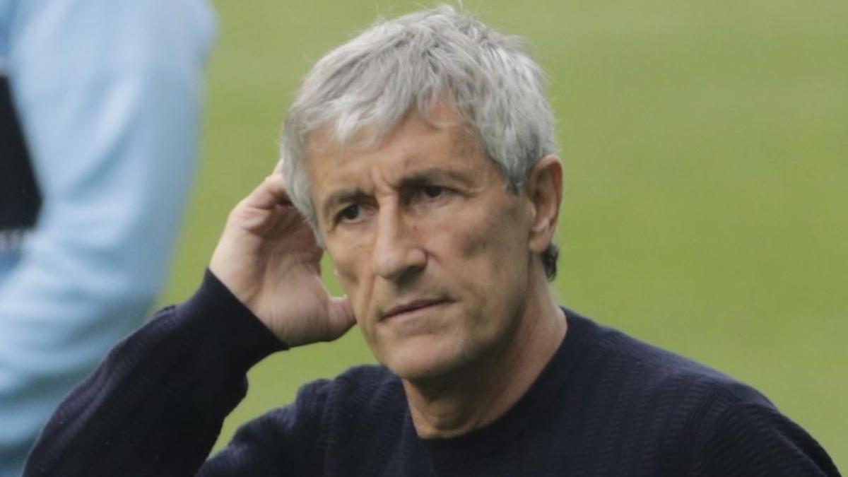 Quique Setién se retira cabizbajo del estadio de Balaídos.