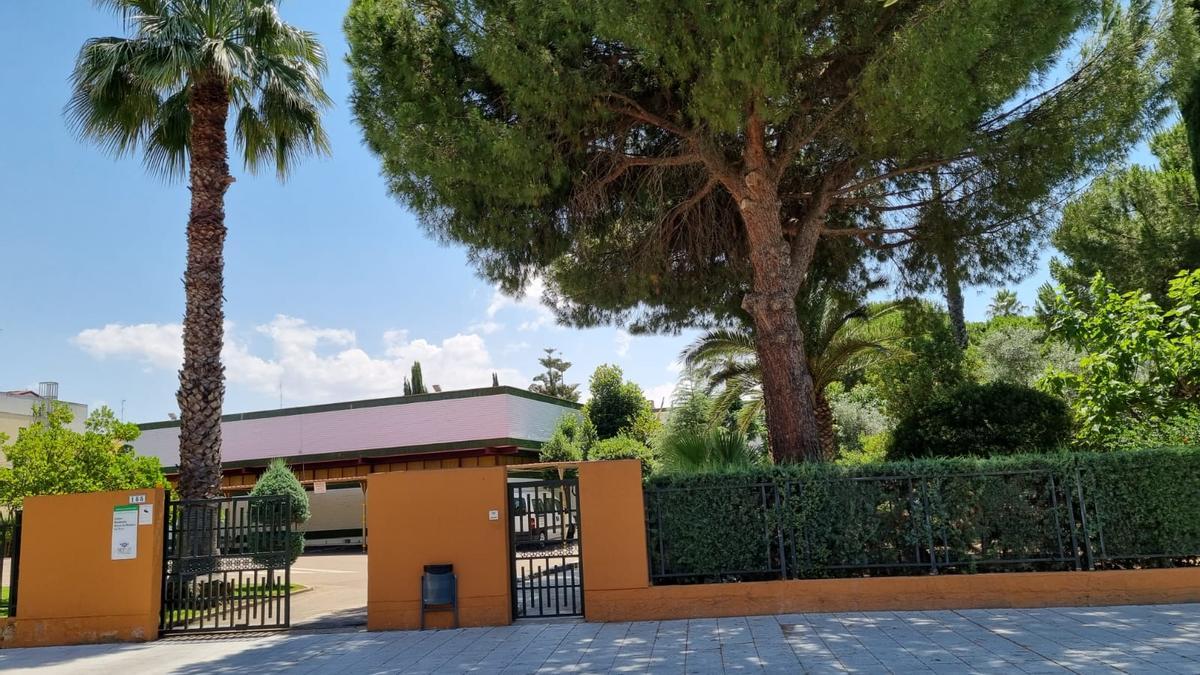 Fachada de la residencia Alonso de Mendoza, en la avenida del Pilar.