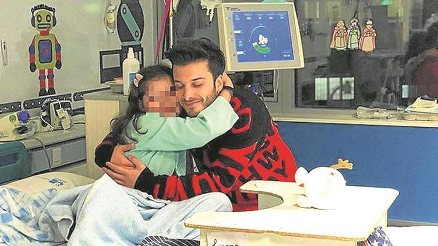 La visita solidaria del cantante Blas Cantó al hospital