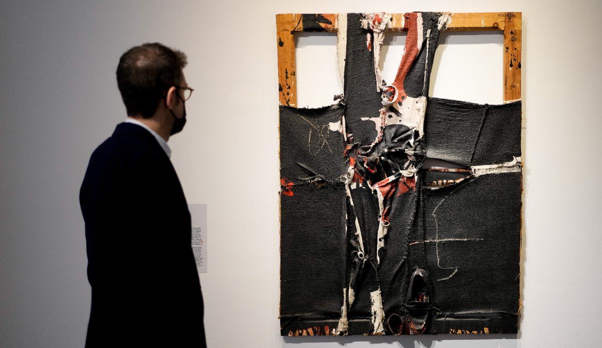 ‘Cuadro 186’ de Millares en la Galería Mayoral, en un homenaje al galerista Pierre Matisse en 2022.