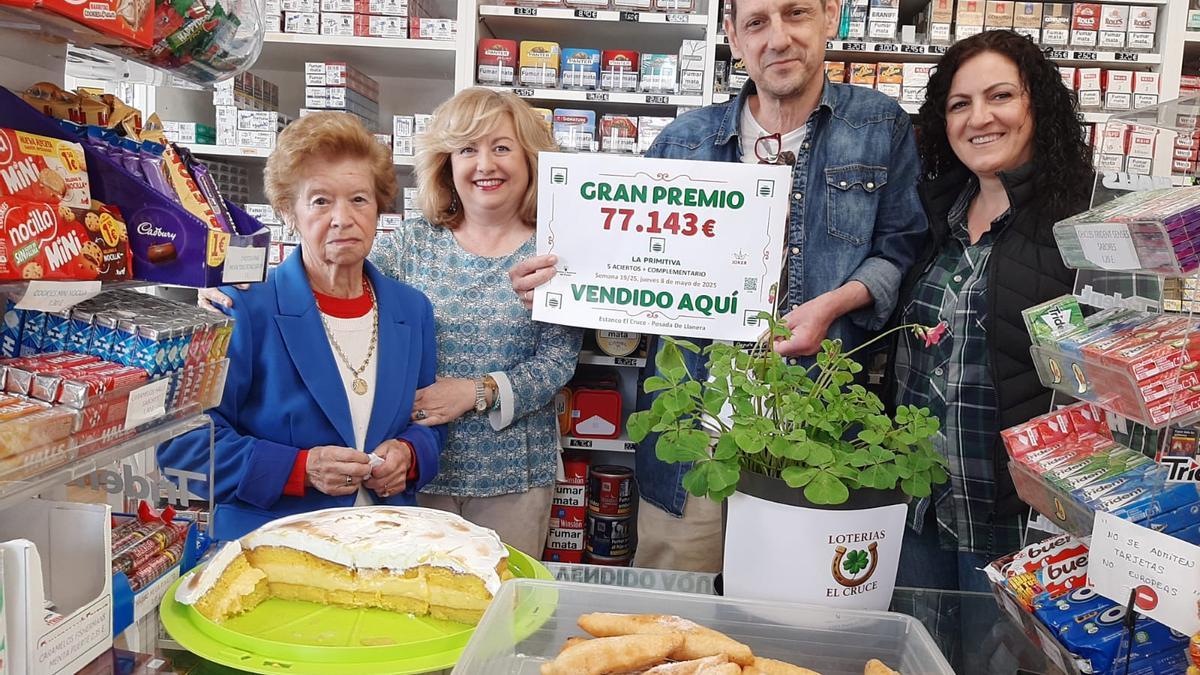 Por la izquierda, Josefina Argüelles (Güela Pepi), Mari Paz Rodríguez, Carlos Robert y Mónica Rivera, con los dulces y el trébol de la suerte