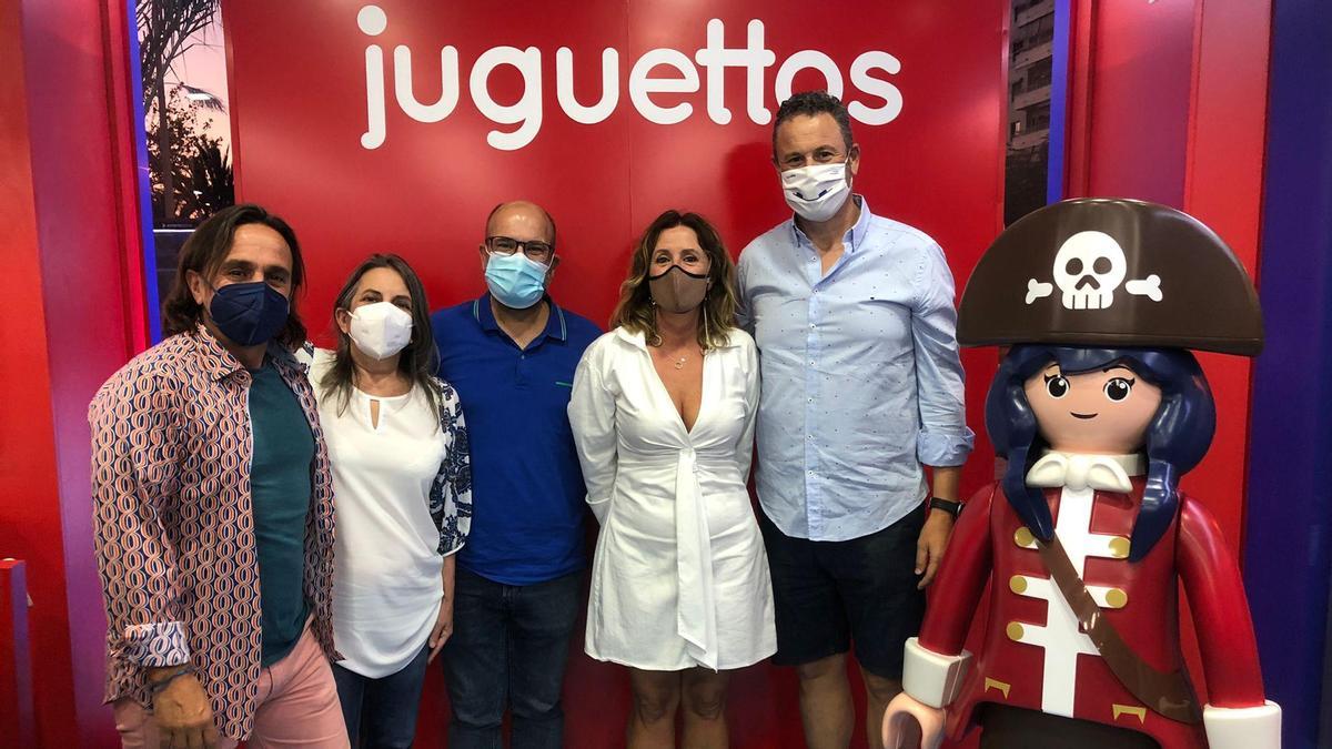 Aquí se ven a los propietarios de la familia Castroviejo, el Presidente de Juguettos y el Concejal de Comercio de Elche en la inauguración.