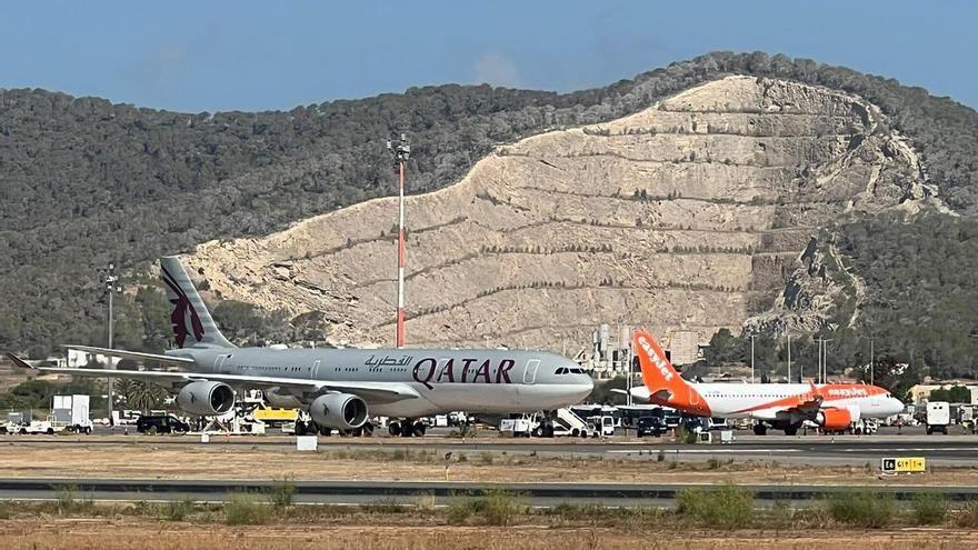Reunión entre la Casa Blanca y Qatar en Ibiza: un avión catarí, en el aeropuerto de es Codolar