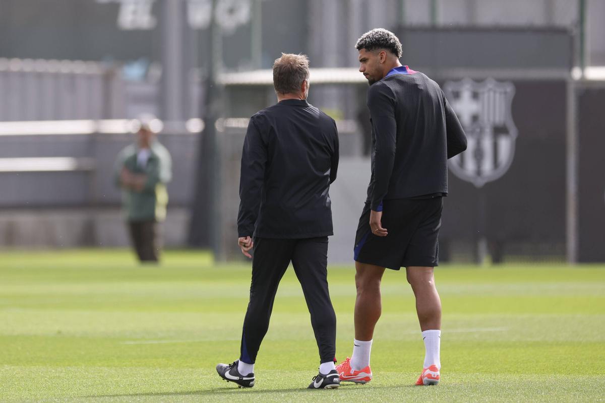 Flick y Araujo, charlando durante un entrenamiento