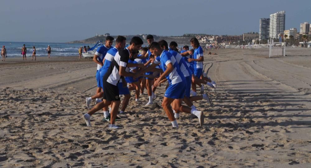 Entrenamiento del Hércules CF en la playa de San Juan