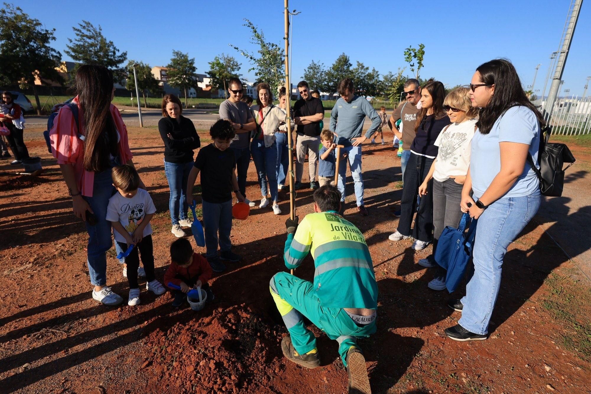  Éxito de la plantación de árboles por parte de personal y familias de Pamesa Grupo Empresarial en la Ciutat Esportiva Municipal de Vila-real que ha tenido lugar en la mañana. de este sábado La acción, que forma parte de la Responsabilidad Social Corporativa del grupo, está incluida en la programación del 20.º Mes de la Sostenibilidad de la Concejalía de Medio Ambiente.