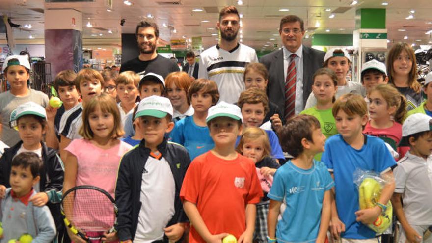 Andújar y Granollers, con las jóvenes promesas del tenis valenciano.