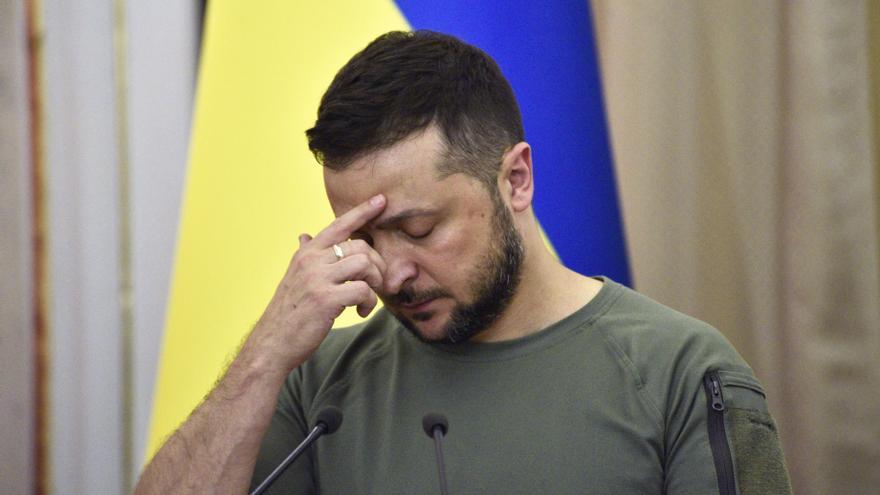 Zelenskiy entrega medallas honoríficas a soldados y familiares