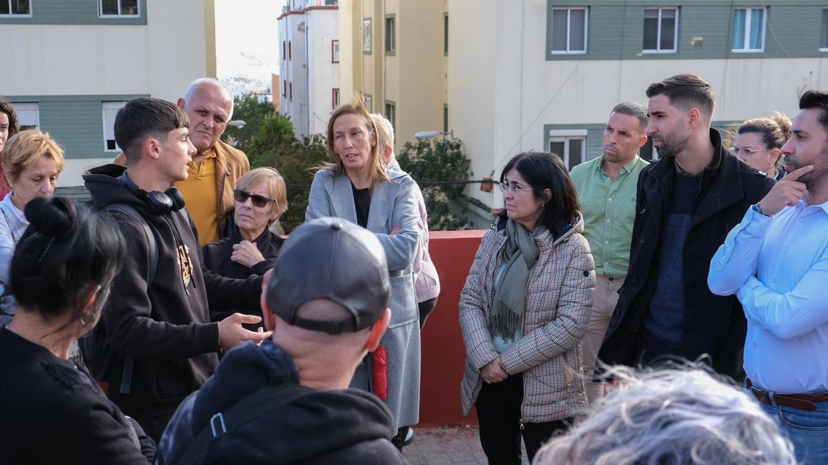 a alcaldesa analiza junto a residentes de Nueva Isleta acciones desarrolladas.