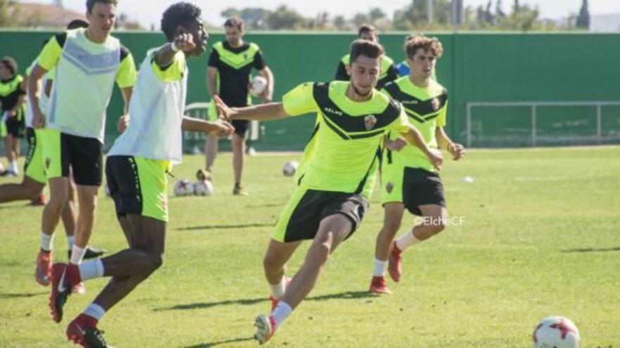 Imagen de un entrenamiento del Ilicitano en el campo anexo B del estadio Martínez Valero.