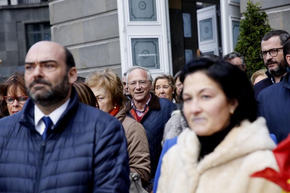 Concentración a favor de los Premios Líricos de Oviedo