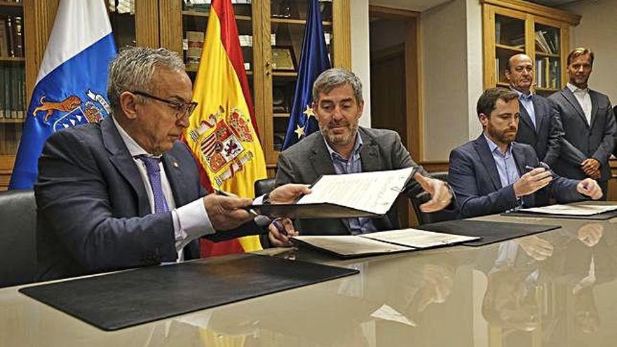 De i. a d. Alejandro Blanco, Fernando Clavijo e Isaac Castellano, en la firma del convenio entre gobierno y COE.