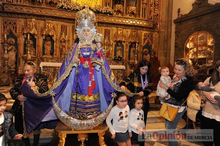 Los niños pasan por el manto de la Fuensanta