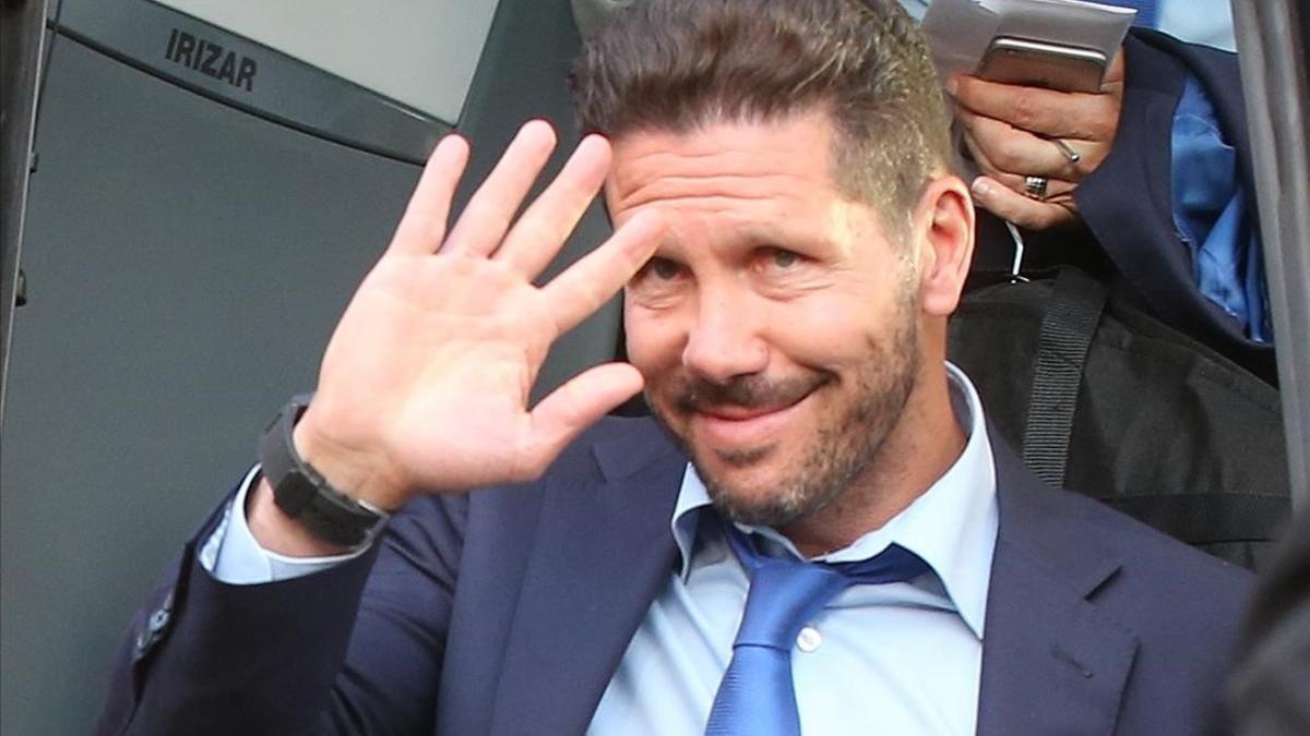 Simeone saluda a los aficionados tras la llegada del Atlético a Milán