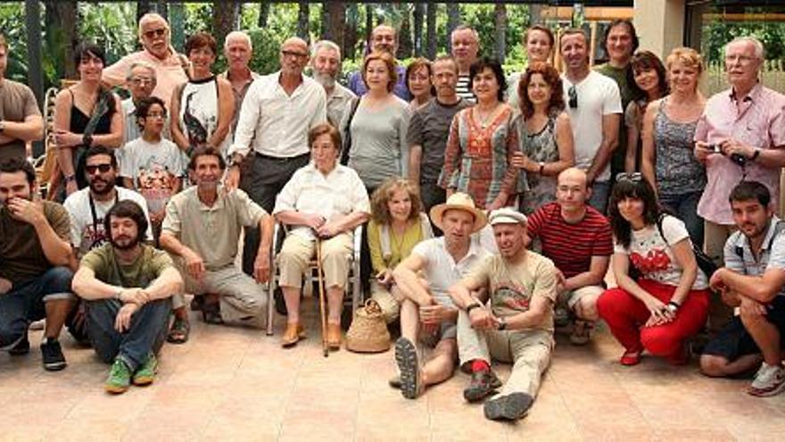 Los artistas plásticos que han estado tres días creando sus cuadros en el Parque Municipal, poco antes de la comida celebrada ayer.