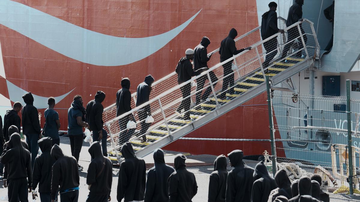 Decenas de inmigrantes cojen un ferri para ser reubicados en el Puerto Estaca, a 29 de octubre de 2023, en El Hierro, Santa Cruz de Tenerife, Tenerife, Canarias (España). En el mes de octubre han llegado a Canarias casi 13.000 migrantes, 27.800 en lo que