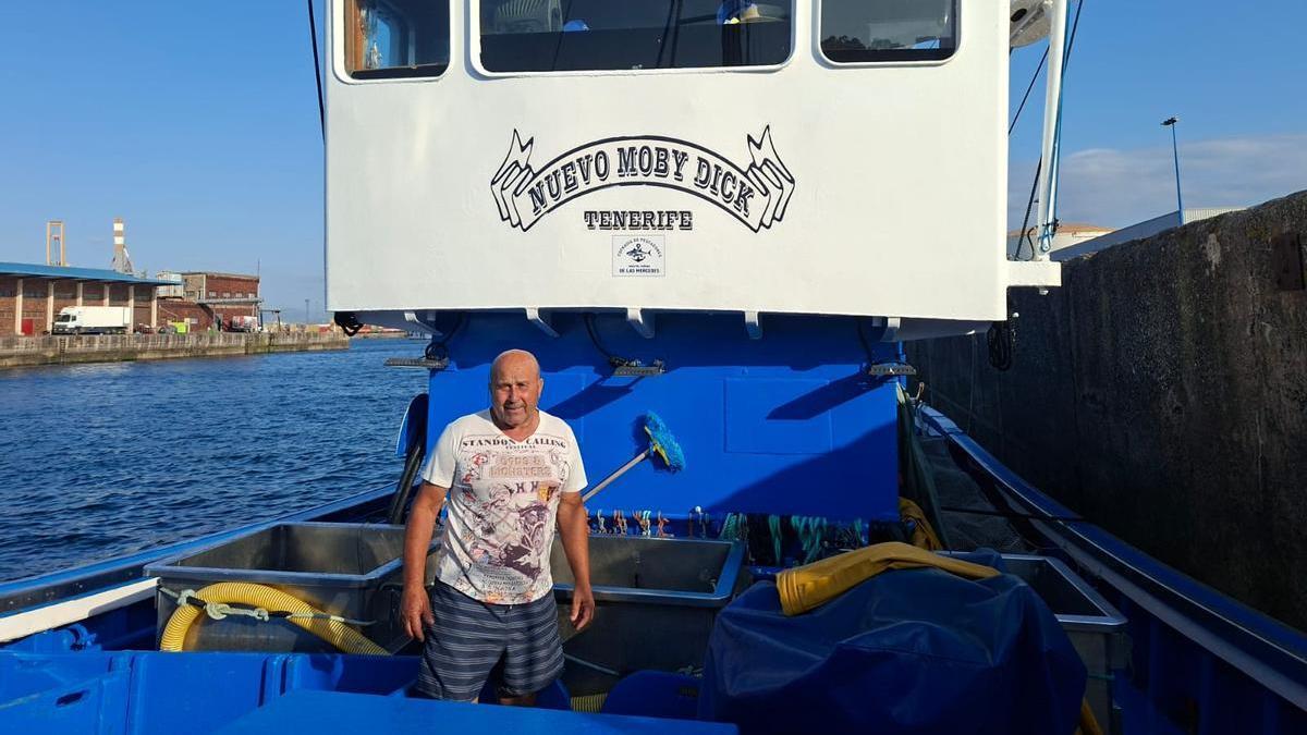 Kiko Herández Álvarez, ayer en el "Nuevo Moby Dick", en el Muelle de Rendiello, en El Musel.