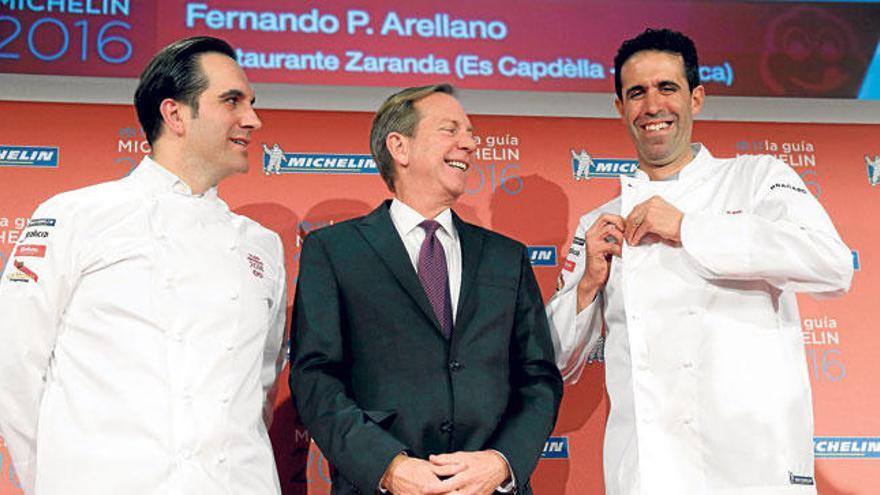 Fernando Arellano (d) y Mario Sandoval (i), junto al resposable de la Guía Michelin, Michael Ellis.