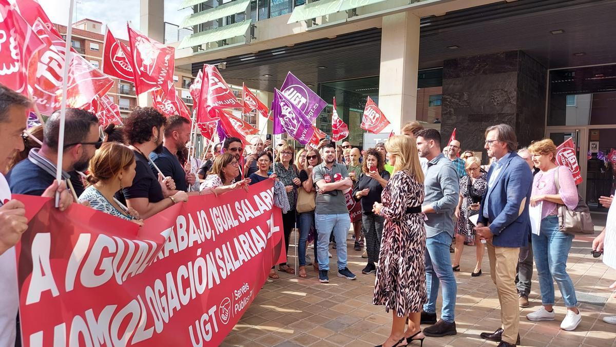La consellera de Igualdad, Susana Camarero, atiende a una protesta de UGT por los impagos de Igualdad.