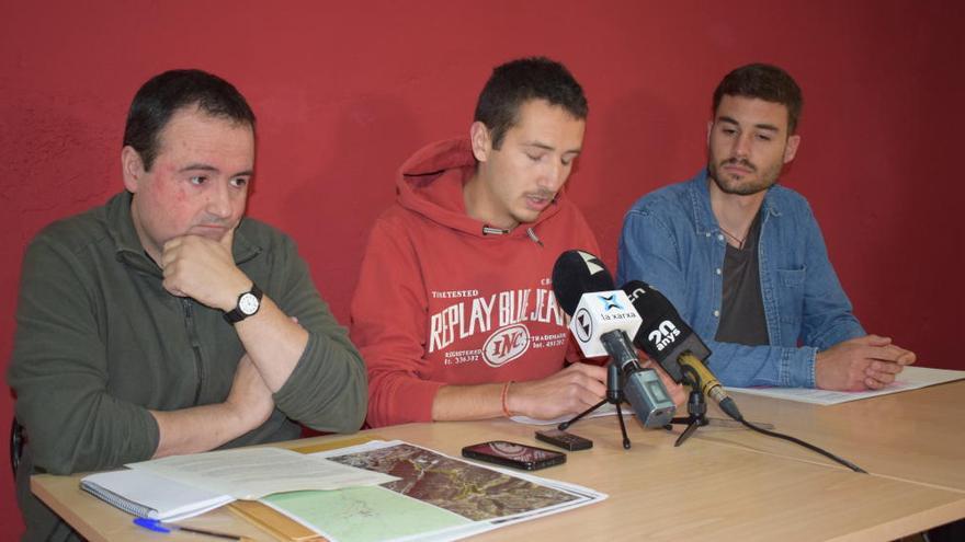 Per l&#039;esquerra Hèctor Aranda, Ferran Canudas i Sergi Domingo de la plataforma Salvem Coll de Pal