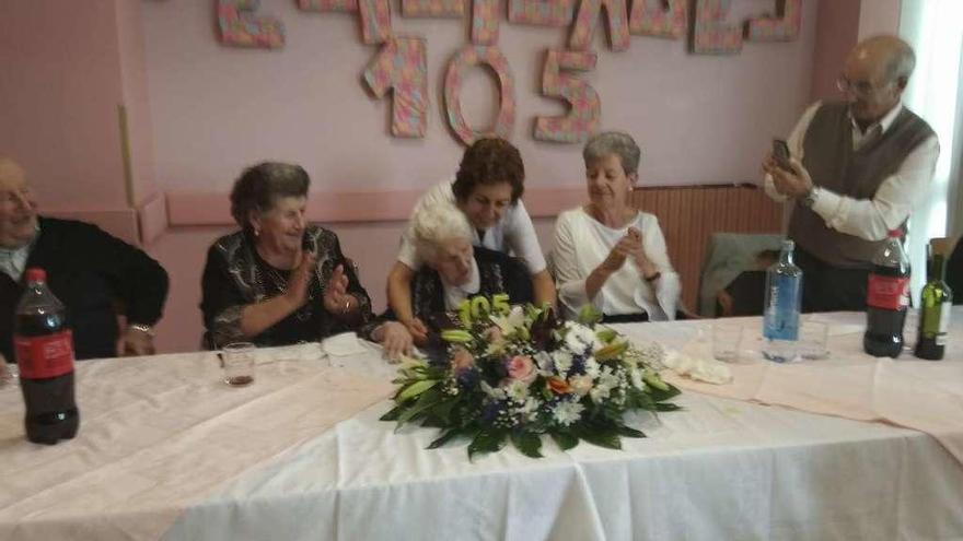 Isaura Rodríguez sopla las velas de la tarta. // FdV